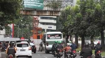 Jalur lambat dari Jalan Jenderal Sudirman arah Blok M, Jakarta, ditutup pada Senin (6/2/2017). [Suara.com/Oke Atmaja]