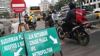 Jalur lambat dari Jalan Jenderal Sudirman arah Blok M, Jakarta, ditutup pada Senin (6/2/2017). [Suara.com/Oke Atmaja]