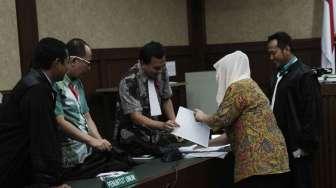 Mantan Menteri Kesehatan Siti Fadilah Supari menjalani sidang perdana di Pengadilan Tindak Pidana Korupsi (Tipikor), di Jakarta, Senin (6/2).