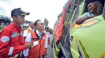 Petugas Jasa Marga dan Dinas Perhubungan mengarahkan truk yang membawa muatan untuk ditimbang saat Operasi tertib kendaraan bermuatan lebih yang berlangsung 31 Januari-6 Februari 2017, di Jalan Tol Jakarta-Cikampek KM 41, Cikarang, Jawa Barat, Senin (6/2)