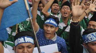 Anggota organisasi massa  Bali berunjuk rasa menolak ormas intoleran di Lapangan Puputan Margarana, Denpasar, Senin (6/2).
