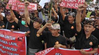 Anggota organisasi massa  Bali berunjuk rasa menolak ormas intoleran di Lapangan Puputan Margarana, Denpasar, Senin (6/2).