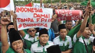 Anggota organisasi massa  Bali berunjuk rasa menolak ormas intoleran di Lapangan Puputan Margarana, Denpasar, Senin (6/2).
