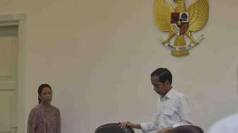 Presiden Joko Widodo dan Wapres Jusuf Kalla bersama jajaran menteri menghadiri rapat terbatas mengenai perkembangan pembangunan Light Rail Transit (LRT) di Jakarta maupun di Palembang di Kantor Kepresidenan, Jakarta, Senin (6/2)