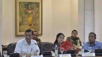 Presiden Joko Widodo dan Wapres Jusuf Kalla bersama jajaran menteri menghadiri rapat terbatas mengenai perkembangan pembangunan Light Rail Transit (LRT) di Jakarta maupun di Palembang di Kantor Kepresidenan, Jakarta, Senin (6/2)