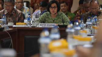 Menteri Keuangan Sri Mulyani mengikuti rapat kerja dengan Komite IV dan Tim Anggaran Komite I, II dan III DPD di Kompleks Parlemen, Senayan, Selasa (7/2).