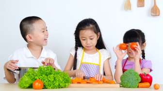 6 Cara Ibu Biasakan Anak Makan Makanan Sehat