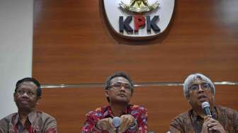 Sekjen KPK Bimo Gunung Abdul Kadir (tengah) bersama Ketua panitia seleksi pemilihan penasihat KPK Imam B. Prasodjo (kanan) serta anggota pansel Mahfud MD memberikan keterangan terkait proses seleksi penasihat KPK di Gedung KPK Jakarta, Selasa (7/2).