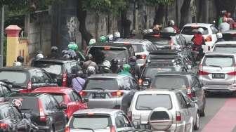 Sejumlah kendaraan melintasi Jalan Gatot Subroto di Jakarta, Rabu (8/2).