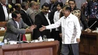 Ketua Umum Palang Merah Indonesia (PMI) Jusuf Kalla bersama Ketua Pelaksana Harian Ginanjar Kartasasmita menghadiri rapat dengar pendapat (RDP) dengan Komisi IX DPR di Komplek Parlemen, Senayan, Jakarta, Rabu (8/2).