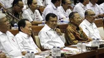 Ketua Umum Palang Merah Indonesia (PMI) Jusuf Kalla bersama Ketua Pelaksana Harian Ginanjar Kartasasmita menghadiri rapat dengar pendapat (RDP) dengan Komisi IX DPR di Komplek Parlemen, Senayan, Jakarta, Rabu (8/2).