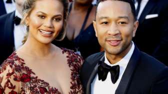 Rayakan Grammy Awards 2021 di Rumah, John Legend Pakai Jubah Mandi Mewah