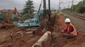 Pekerja menyelesaikan proyek paket A pembangunan fasilitas perkeretaapian untuk jalur Manggarai-Jatinegara (double-double track) di Jakarta, Kamis (9/2).