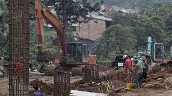 Pekerja menyelesaikan proyek paket A pembangunan fasilitas perkeretaapian untuk jalur Manggarai-Jatinegara (double-double track) di Jakarta, Kamis (9/2).