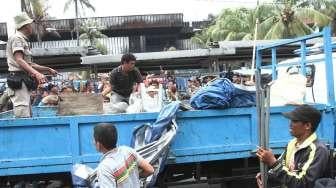 Penertiban pedagang kaki lima di kawasan Pasar Senen, Jakarta, Kamis (9/3).