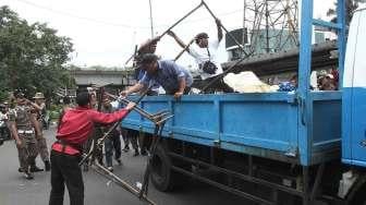 Penertiban pedagang kaki lima di kawasan Pasar Senen, Jakarta, Kamis (9/3).