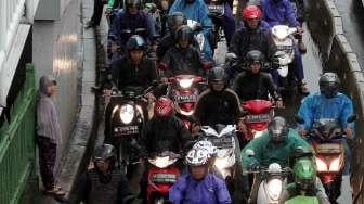 Sejumlah kendaraan melintas di jalur Transjakarta di kawasan Pasar Rumput, Jakarta, Jumat (10/2).