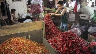 Pedagang cabai di pasar Inpres Senen, Jakarta, Senin (13/2).