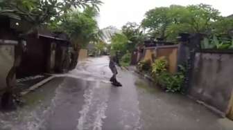 "Epic!" Anak-anak Bali Berski di Jalanan Banjir