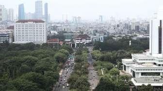 Deretan gedung bertingkat di wilayah Jakarta, terlihat dari salah satu jendela gedung pencakar langit, Selasa (14/2/2017). [Suara.com/Oke Atmaja]