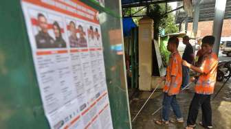 Penyandang disabilitas menggunakan hak pilih pada Pilkada Gubernur dan Wakil Gubernur DKI Jakarta Tahun 2017 di TPS 07 Kelurahan Cawang, Jakarta, Rabu (15/2).