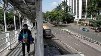 Kendaraan melintas di kawasan Jalan Jenderal Sudirman, Jakarta, Rabu (15/2).