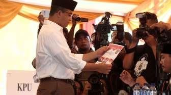 Calon Gubernur DKI Jakarta Anies Baswedan menggunakan hak pilihnya di TPS 028, Cilandak Barat, Jakarta, Rabu (15/2).