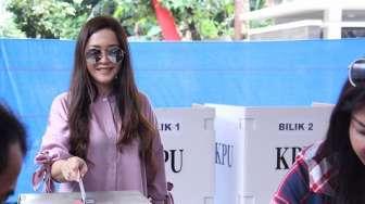 Maia Estianty Rela "Ngesot" Ambil Gambar Dul di Madinah