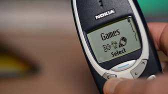 Bikin Warganet Melongo, Seorang Lelaki Menelan Ponsel Nokia 3310