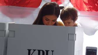 Jessica Iskandar "Nyoblos" Sambil Gendong El
