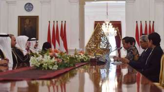 Presiden Joko Widodo menerima kunjungan kehormatan Ketua Majelis Al-Syura Kerajaan Arab Saudi Abdullah Bin Mohammed Bin Ibrahim Al-Sheikh di Istana Merdeka, Jakarta, Kamis (16/2).