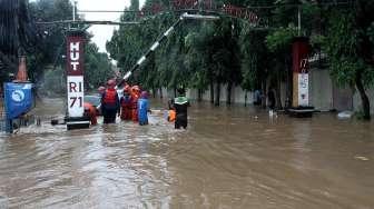 Banjir terlihat menggenai sebagian kawasan di Bukit Duri, Jakarta, Kamis (16/2/2017) pagi. [Suara.com/Oke Atmaja]