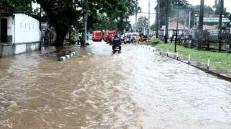 Banjir terlihat menggenai sebagian kawasan di Bukit Duri, Jakarta, Kamis (16/2/2017) pagi. [Suara.com/Oke Atmaja]