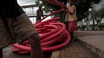 Pekerja melakukan pemasangan kabel optik untuk jaringan listrik baru di kawasan Jalan Dr. Satrio, Jakarta, Kamis (16/2).