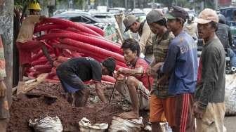 Pekerja melakukan pemasangan kabel optik untuk jaringan listrik baru di kawasan Jalan Dr. Satrio, Jakarta, Kamis (16/2).