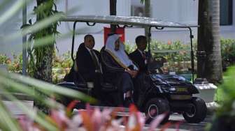 Presiden Joko Widodo menerima kunjungan kehormatan Ketua Majelis Al-Syura Kerajaan Arab Saudi Abdullah Bin Mohammed Bin Ibrahim Al-Sheikh di Istana Merdeka, Jakarta, Kamis (16/2).