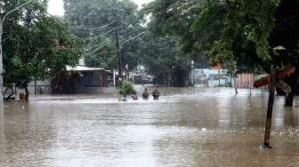 Banjir terlihat menggenai sebagian kawasan di Bukit Duri, Jakarta, Kamis (16/2/2017) pagi. [Suara.com/Oke Atmaja]