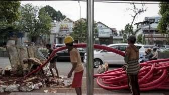 Pekerja melakukan pemasangan kabel optik untuk jaringan listrik baru di kawasan Jalan Dr. Satrio, Jakarta, Kamis (16/2).