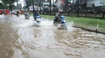 Banjir terlihat menggenai sebagian kawasan di Bukit Duri, Jakarta, Kamis (16/2/2017) pagi. [Suara.com/Oke Atmaja]