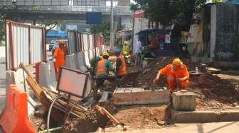 Pembangunan underpass di Jalan Mampang Prapatan, Jakarta, Jumat (17/2).