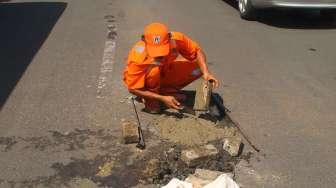 Jalan Berlubang Cerenti-Air Molek Ditambal, Mulus buat Mudik Lebaran