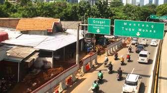 Pembangunan underpass di Jalan Mampang Prapatan, Jakarta, Jumat (17/2).