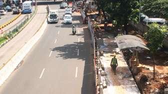 Pembangunan underpass di Jalan Mampang Prapatan, Jakarta, Jumat (17/2).