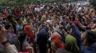 Gubernur DKI Jakarta Basuki Tjahaja Purnama (Ahok) mengunjungi korban banjir di lokasi pengungsian sementara di Masjid Raya Universitas Borobudur, Jakarta, Senin (20/2).