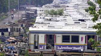 Dipo KRL Commuter Line Depok, Jabar, Senin (20/2).