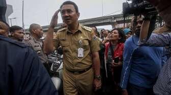 Gubernur DKI Jakarta Basuki Tjahaja Purnama (Ahok) mengunjungi korban banjir di lokasi pengungsian sementara di Masjid Raya Universitas Borobudur, Jakarta, Senin (20/2).