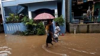 Pemukiman warga yang terendam banjir di kawasan Cipinang Melayu, Kampung Makassar, Jakarta, Senin (20/2).