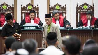 Basuki Tjahaja Purnama (Ahok) menjalani sidang lanjutan kasus dugaan penistaan agama di auditorium Kementerian Pertanian, Jakarta, Selasa (21/2).