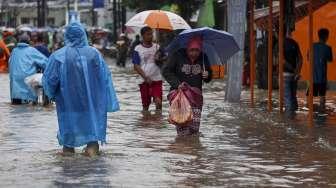 Banjir Membuat Warga Kampung Ini Saling Tolong Menolong