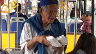 Viral! Kakek 85 Tahun Banting Tulang Jualan di Bus